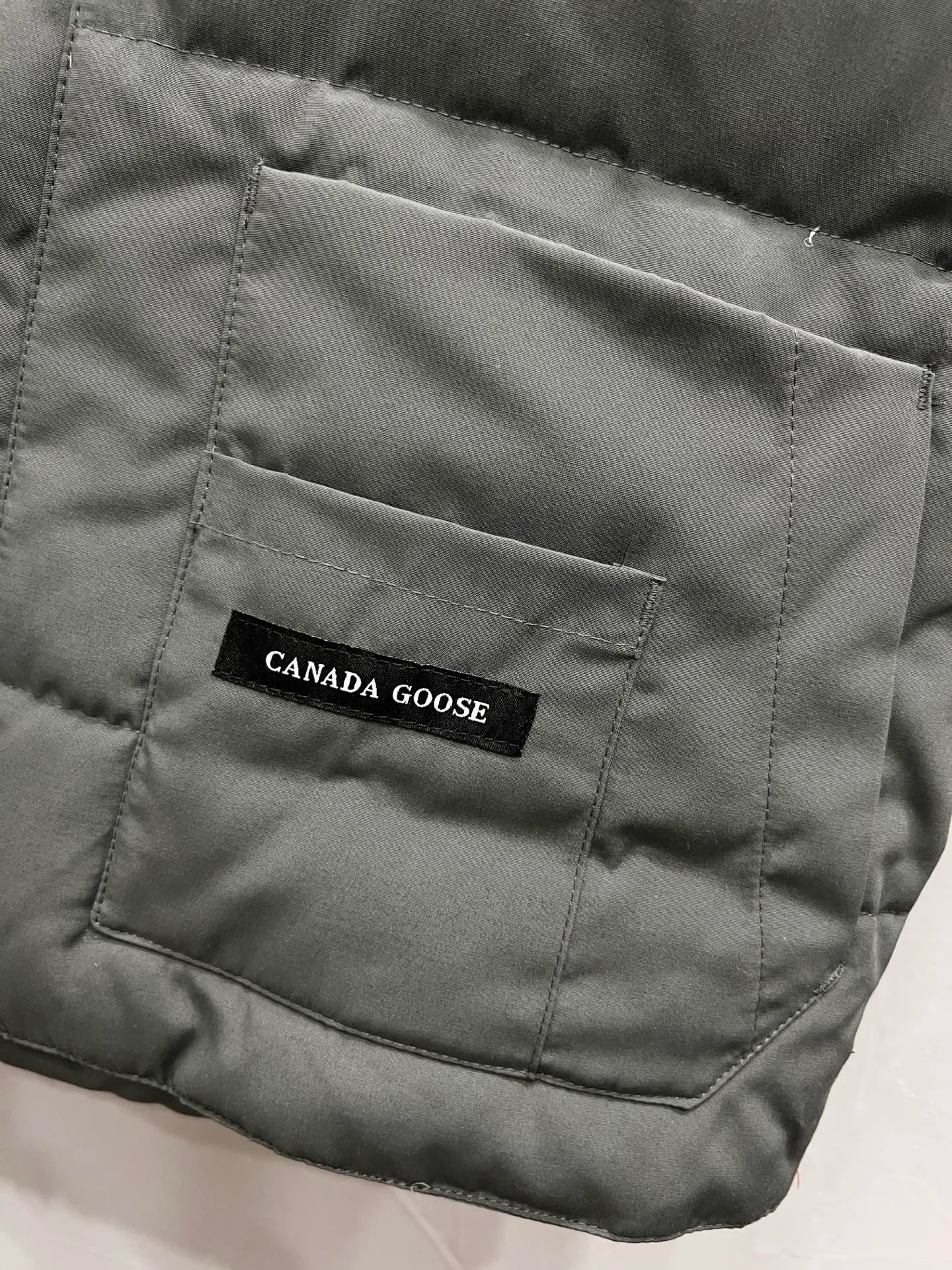 P330 model number: YC28 Canada goose/Canada Goose 4154M Freestyle Crew down vest, using international 50 down, genuine original clothing, pay attention to the version, YKK double zipper, velvet on the back collar, more warm, zippered hidden pocket on the inside, genuine mesh pockets on the inside. If you need to compare with the genuine product, check it out at any time. Accessories are all customized from the original factory. The fabric is molded and customized according to the original version. It can be restored by kneading it at will (fabric interpretation: the harder the fabric, the better the waterproof performance. Only those who buy the latest authentic version this year will notice the softness and comfort of the fabric. Soft fabrics are waterproof and have memory rebound function, which is the authentic fabric). The down is synchronized with genuine white duck down, fluffy and not clumps. The original version of Big Goose is white duck down. It is not the goose down boasted by the world's random copywriting. It can be verified through any official channel. Customized authentic YKK double zipper military-grade copper core zipper puller. High hardness and no jamming. The original smoothness is restored. The workmanship and wiring are all controlled by workers with more than ten years of service. They must be horizontal and vertical. No crookedness. The inner wiring density is more sophisticated. Feel free to compare. Big goose label. Collar label. Washed label. Hangtag. Zipper rope. Pocket label. Collar velvet. Buttons. All details are updated simultaneously with the original version. The best version. A fighter in a world-famous vest. Compare to the entire network. Color: Black White Navy Blue Gray Gray Gray Label Size: S-XXL